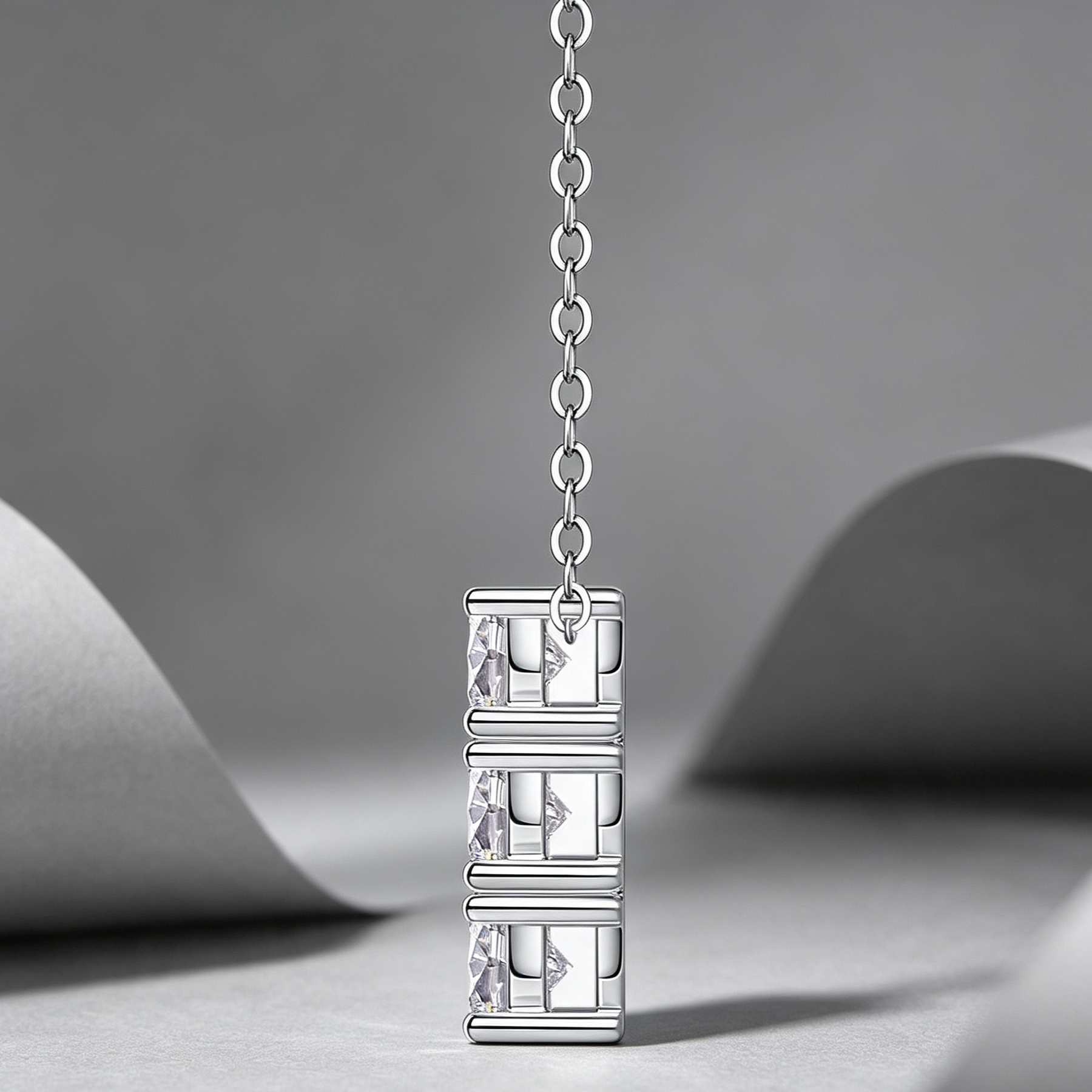 Grand Round - A Fashionable And Luxurious Diamond Jewelry Piece Set With 0.5-carat And 0.3-carat Moissan Diamonds, S925 Sterling Silver And Platinum-plated Pendant