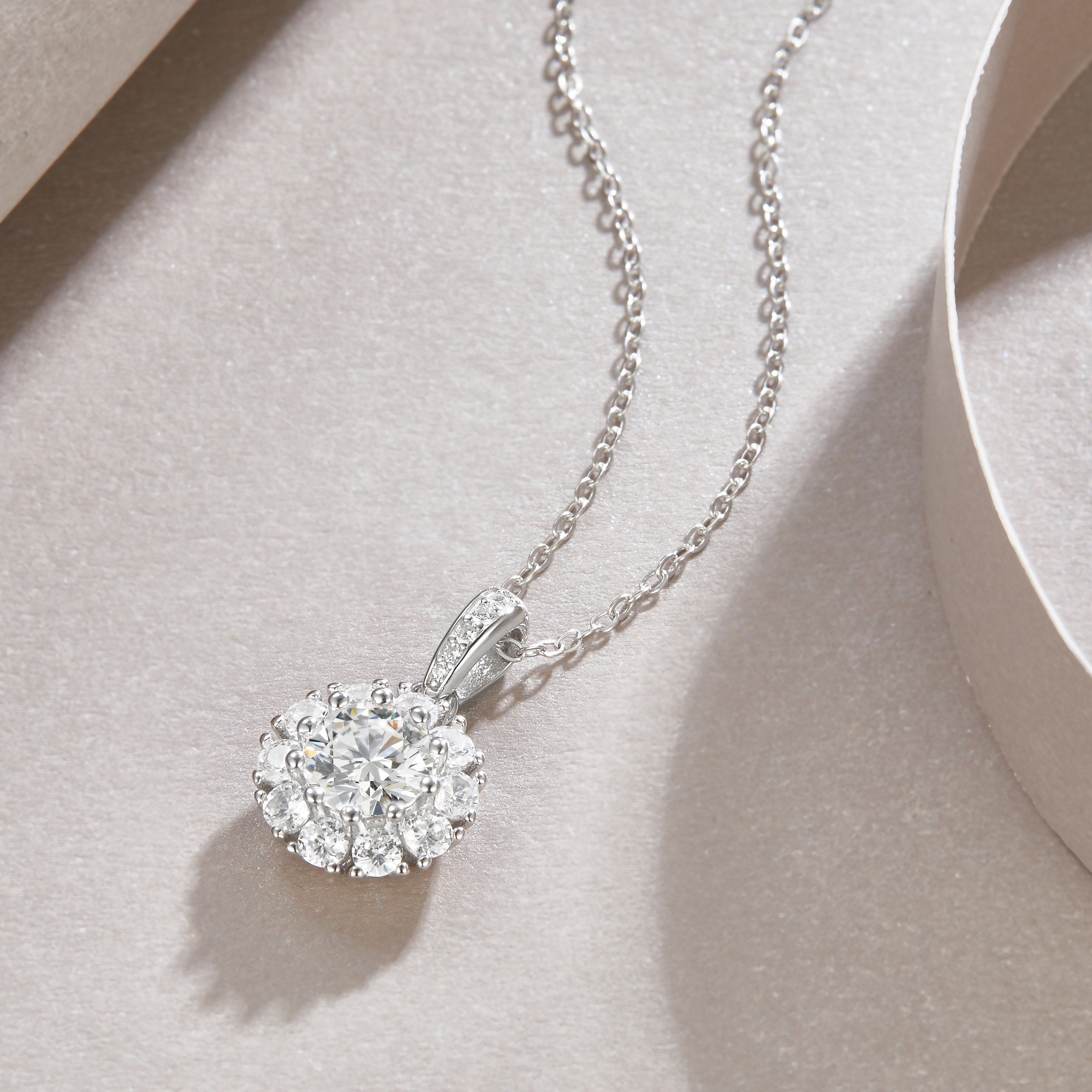 Blossom - A Fashionable And Luxurious Diamond Jewelry Pendant Set With 1-carat Moissan Diamond S925 Sterling Silver And Platinum Plating