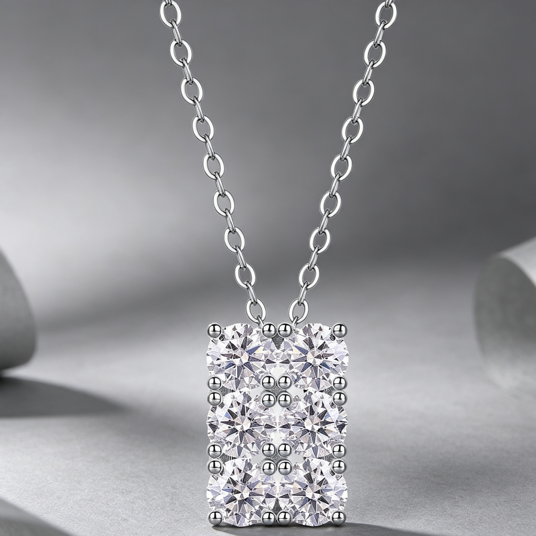 Grand Round - A Fashionable And Luxurious Diamond Jewelry Piece Set With 0.5-carat And 0.3-carat Moissan Diamonds, S925 Sterling Silver And Platinum-plated Pendant