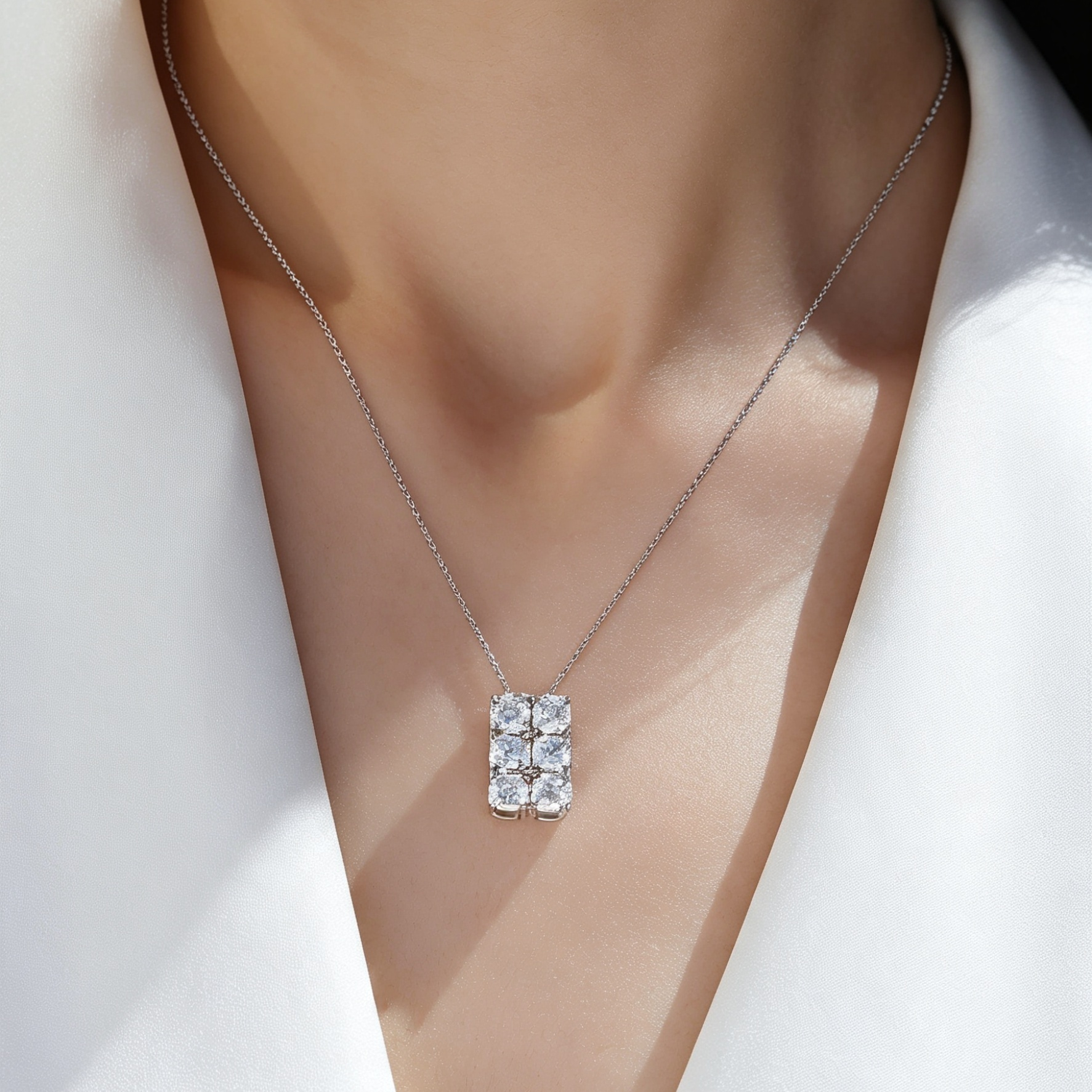 Grand Round - A Fashionable And Luxurious Diamond Jewelry Piece Set With 0.5-carat And 0.3-carat Moissan Diamonds, S925 Sterling Silver And Platinum-plated Pendant