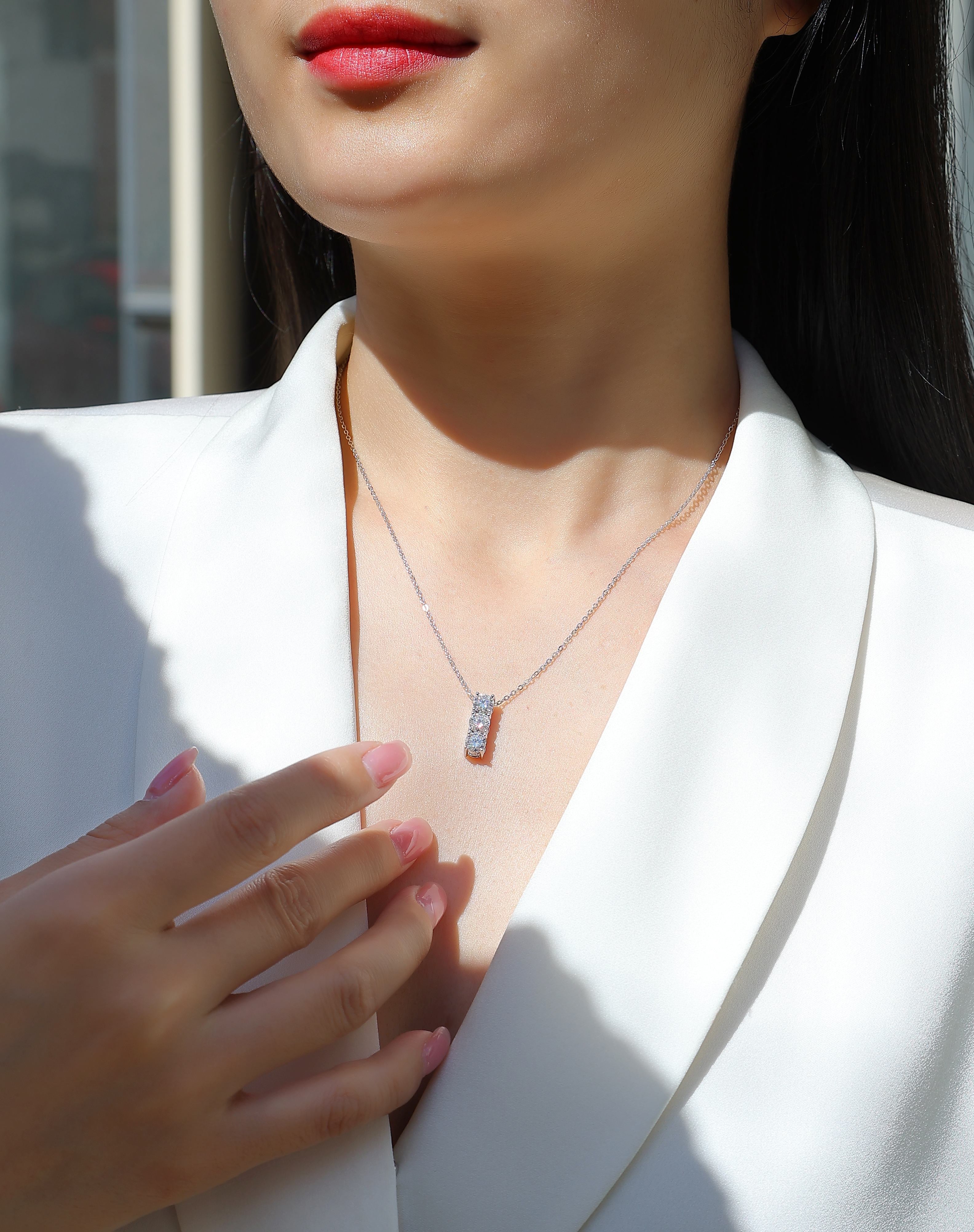 Round - A Fashionable And Luxurious Diamond Jewelry Pendant Set With 0.5-carat Moissan Diamonds, S925 Sterling Silver And Platinum Plating