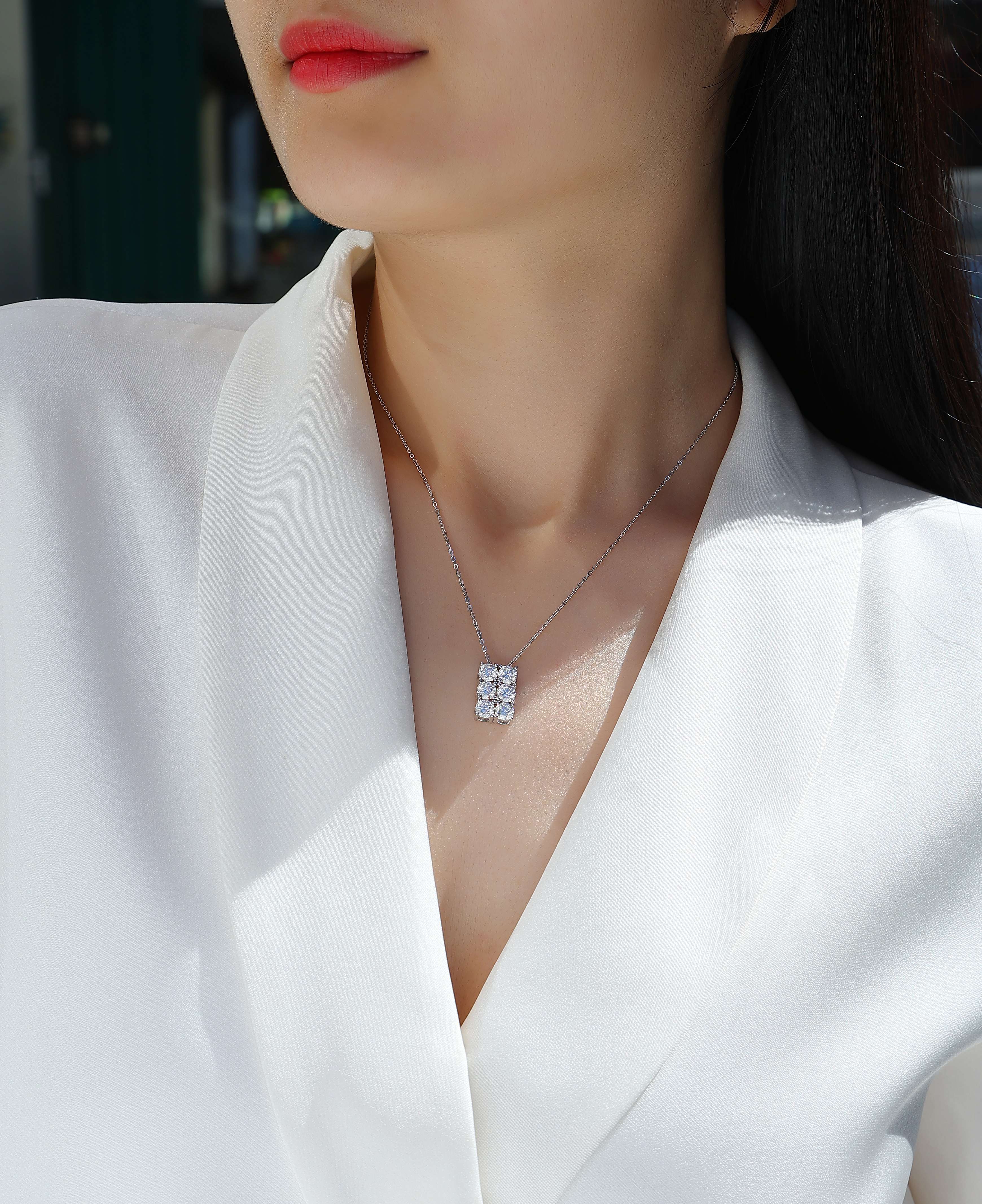 Grand Round - A Fashionable And Luxurious Diamond Jewelry Piece Set With 0.5-carat And 0.3-carat Moissan Diamonds, S925 Sterling Silver And Platinum-plated Pendant